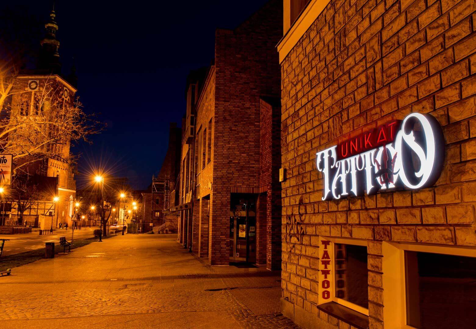 Lettres lumineuses uniques fabriquées sur commande et attachées à la partie extérieure du bâtiment